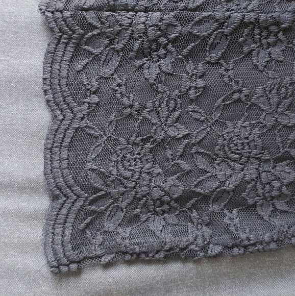 High neck floral lace sleeveless top - Picture 3 of 5